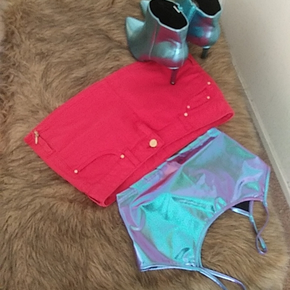 "GUESS" Red Mini Jean Skirt. 90's/Y2K design. Size 28. Gorgeous gem - Picture 2 of 5